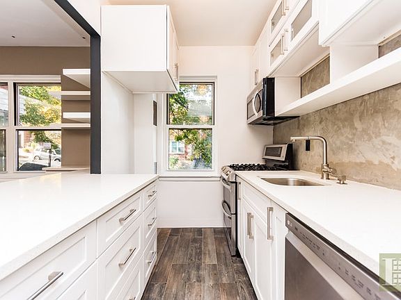 3rd image of 100 Park Ter W APT 1B