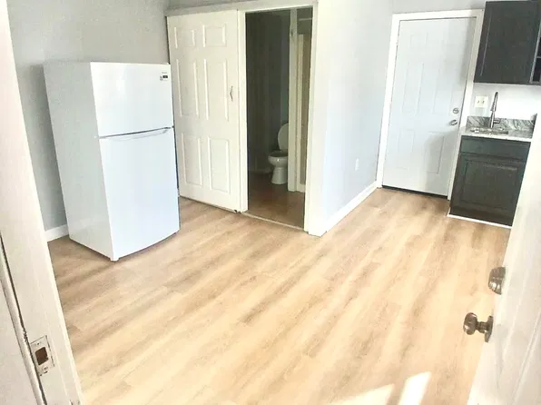 3 Chelsea St APT 1, Worcester, MA 01610
