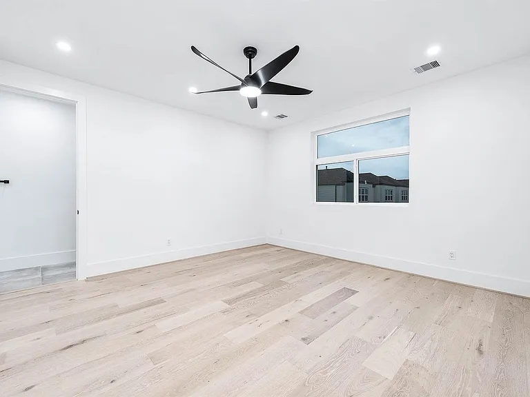 319 N Nagle St — Photo 33