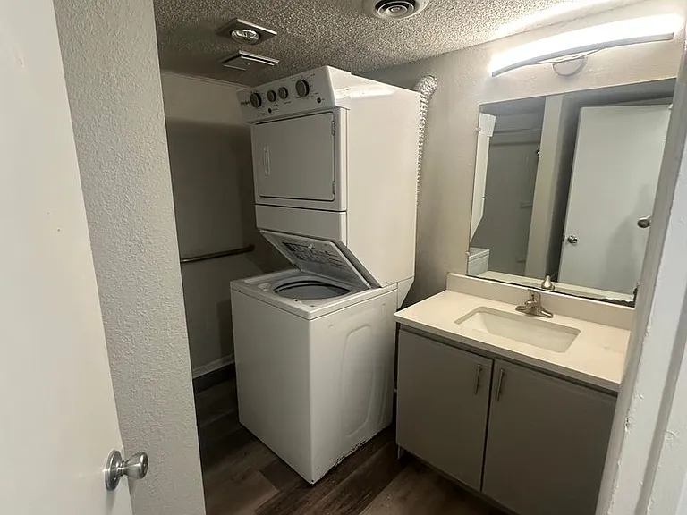 Regency Point Luxury Apartments — Photo 12