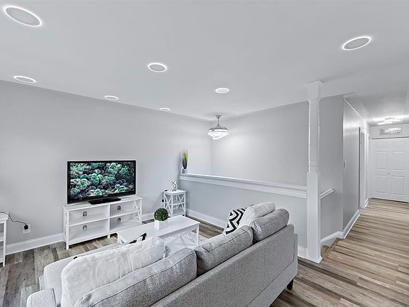 4th image of 3816 Evergreen St
