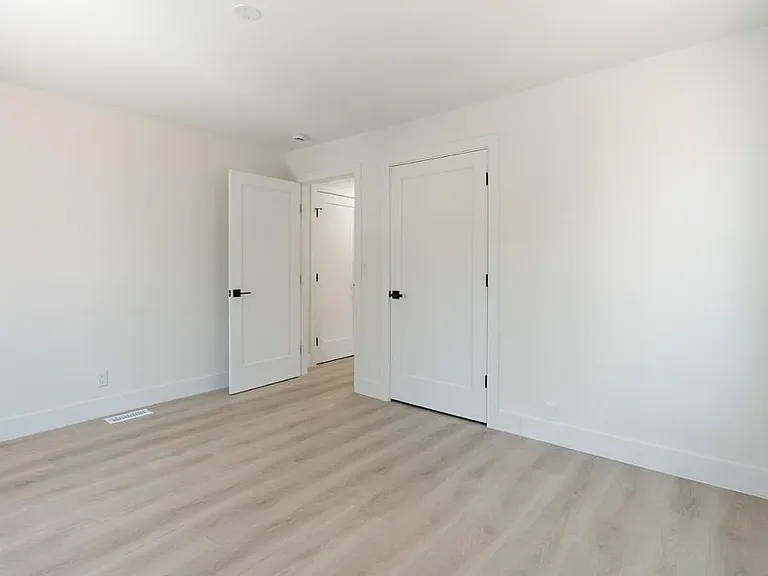 1923 Thompson Ln — Photo 1