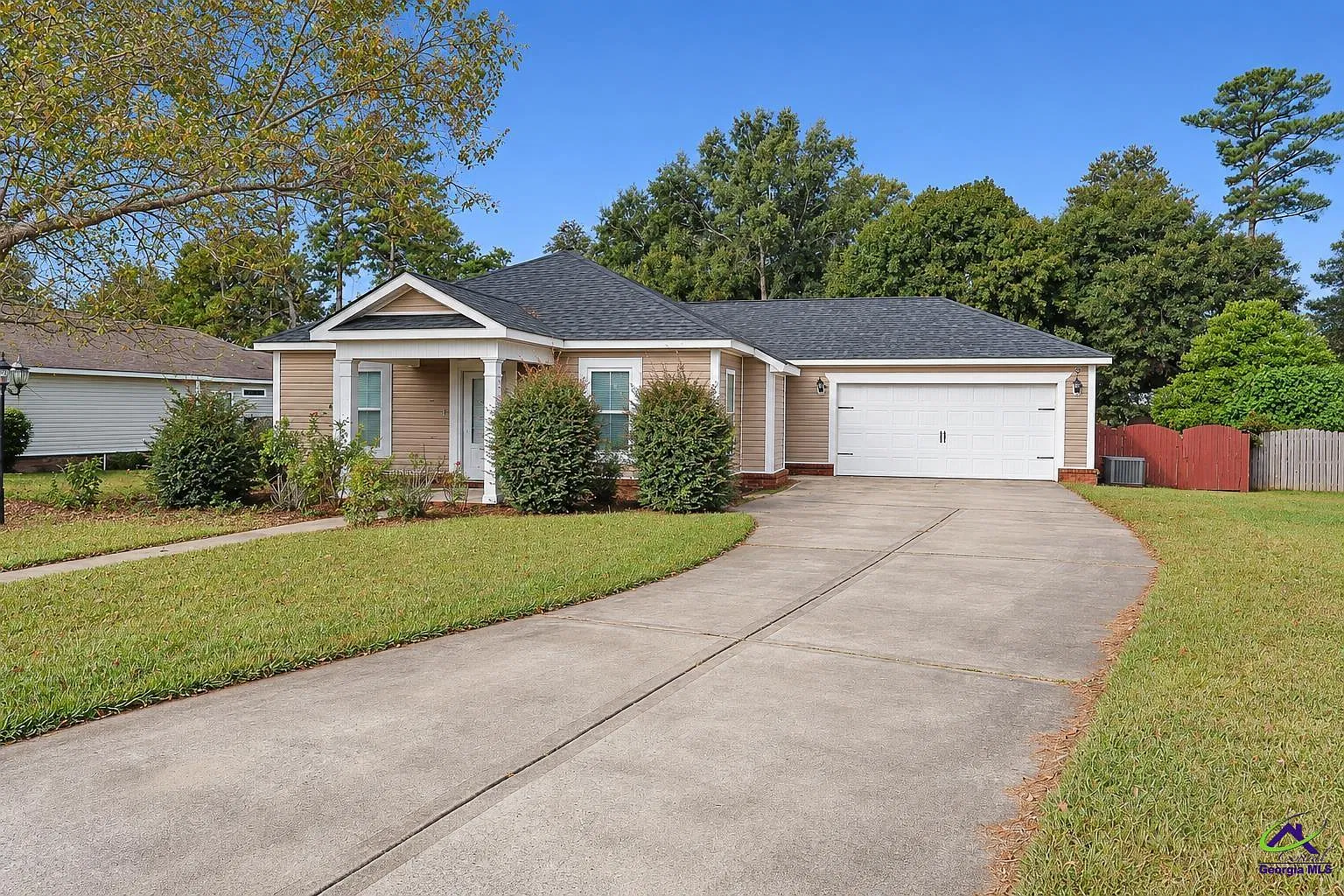 3 bed, 2.0 bath, 1410 sqft, $1,795 — Photo 2