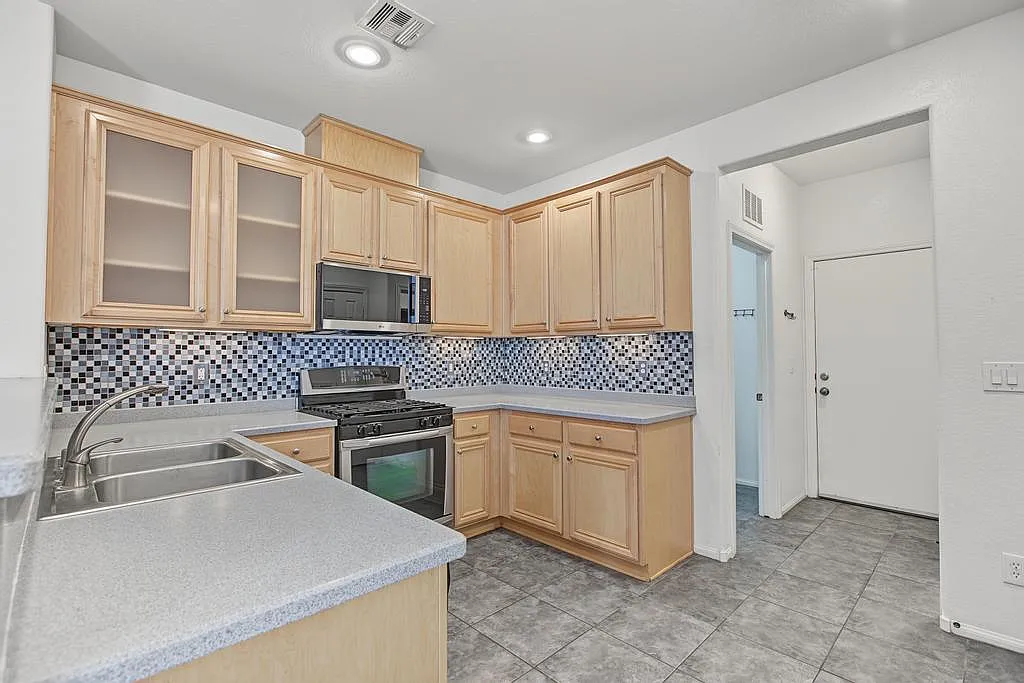 2 bed, 2.5 bath, 1551 sqft, $1,925 — Photo 4