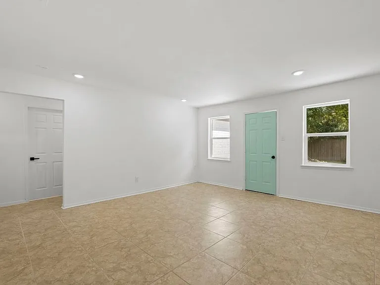 9930 Valley Lake Dr — Photo 6