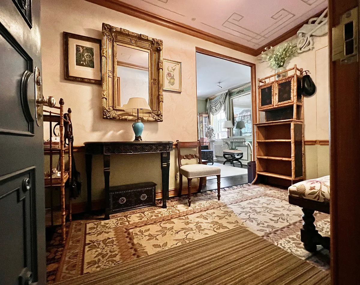 Entry Foyer with shelving storage - 41 Linnaean St #32