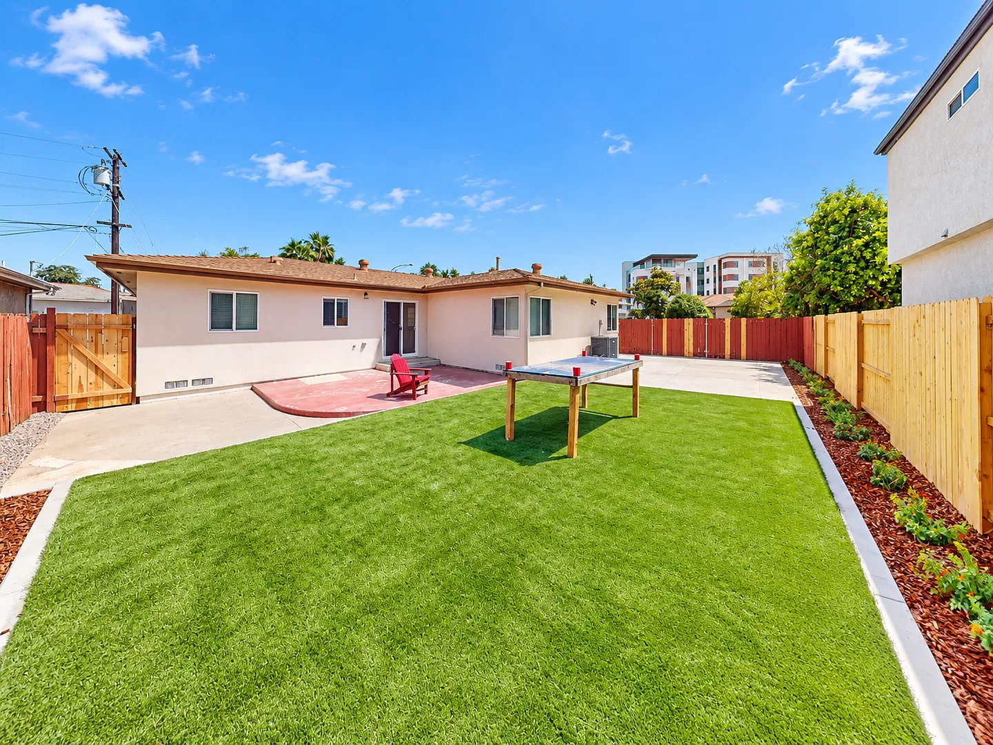 Renovated in 2025, 6 bed house on 63rd! — Photo 2