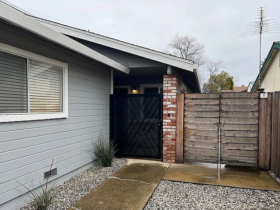2nd image of 1428 Santa Fe Cir