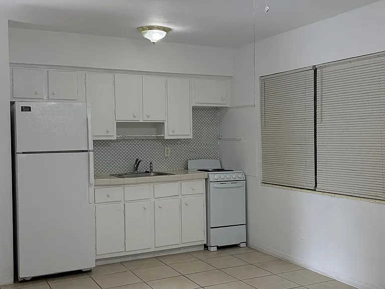 1929 Thomas St #1 — Photo 3