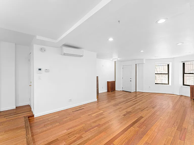 653 De Graw St #1 — Photo 3