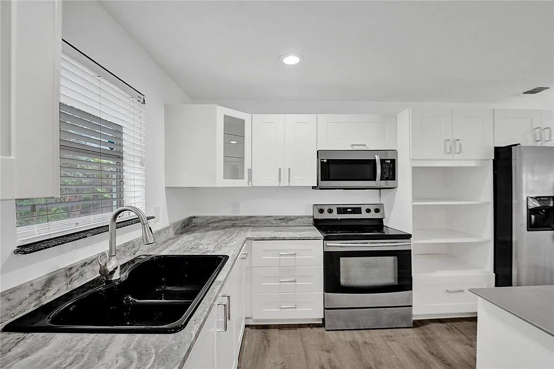3 bed, 2.0 bath, 1979 sqft, $4,750 — Photo 4