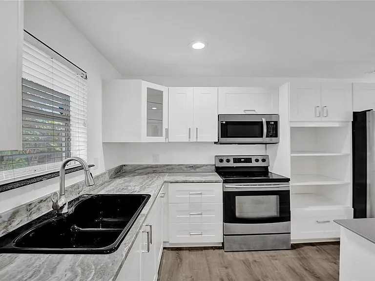 5981 NE 22nd Way — Photo 8
