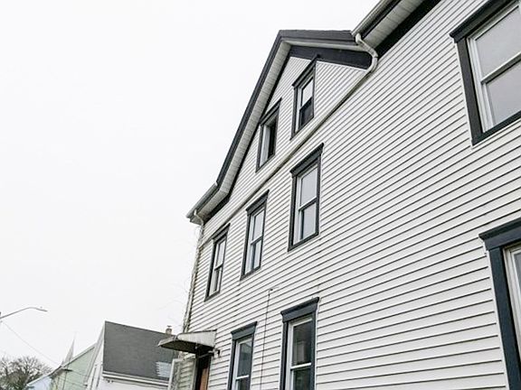 3rd image of 124 Bonney St