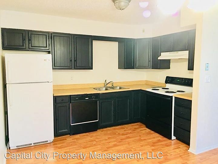 2nd image of 104 Mesa Rd APT A