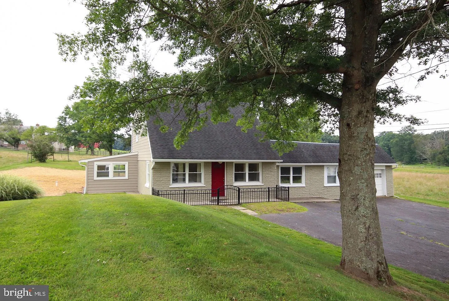 3 bed, 2.0 bath, 1892 sqft, $2,400 — Photo 1