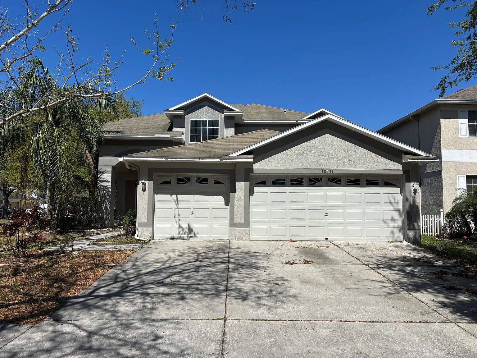 Large 4 bedroom 3 bath home with a large office/den — Photo 1