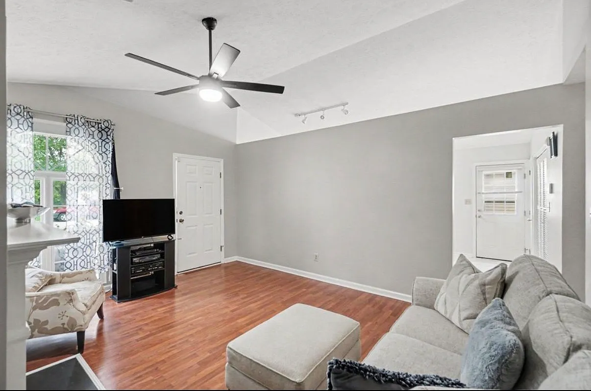 3 bed, 1040 sqft, $1,900 — Photo 3