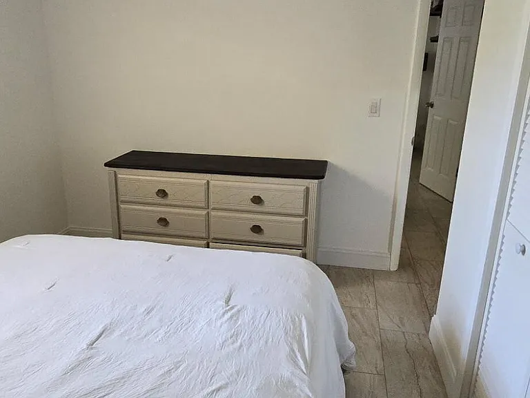 581 Oxford Ave — Photo 16