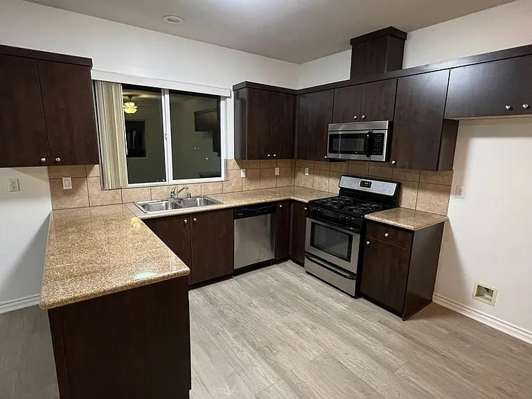Yaya Laurel 1 Apartments — Photo 17