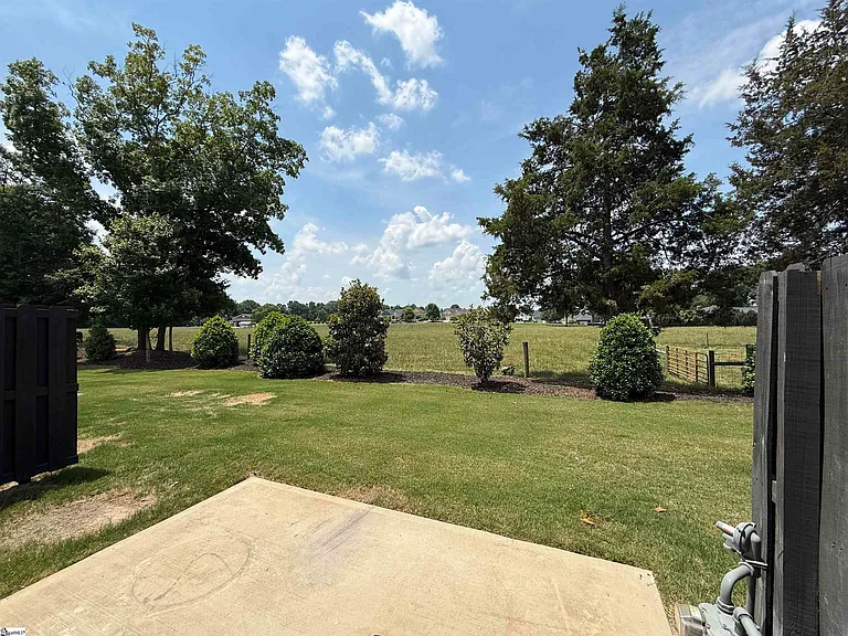219 Hipps Crossing Dr — Photo 8