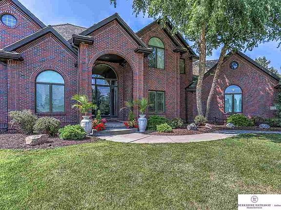 3rd image of 1520 S 182nd Cir