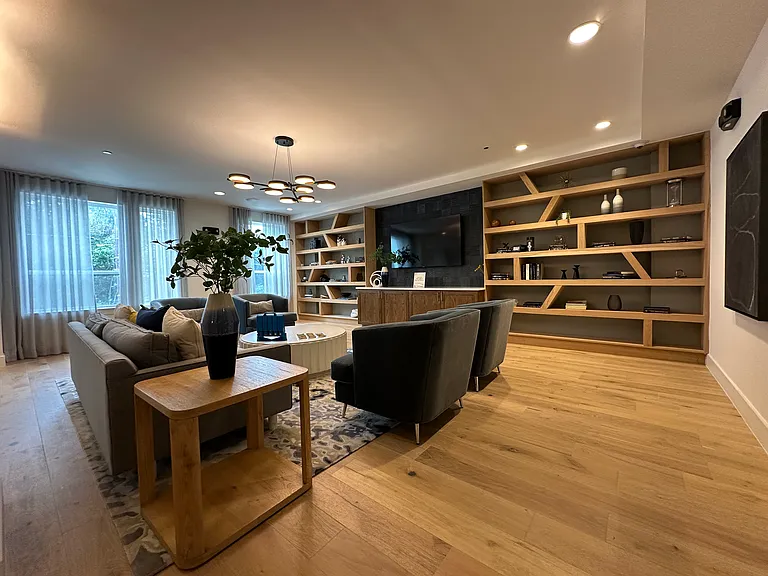E Riverside Dr — Photo 10