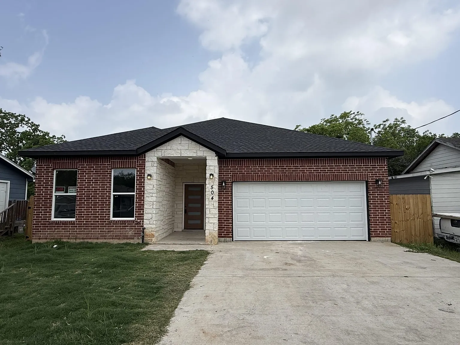 3 bed, 2.0 bath, 2101 sqft, $2,200 — Photo 1