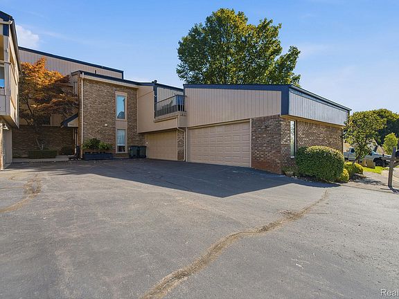 4th image of 988 Golfview Ct
