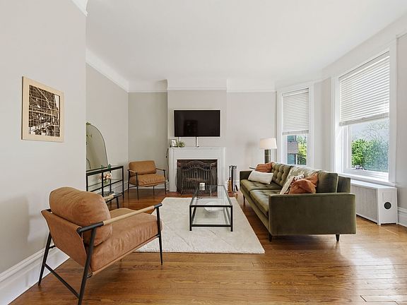 2nd image of 628 W Sheridan Rd APT 3E