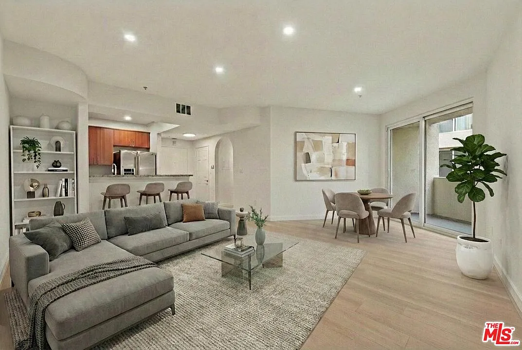 2 bed, 1.0 bath, 979 sqft, $2,950 — Photo 1