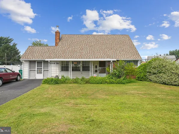 23 New Pond Ln, Levittown, PA 19054
