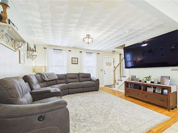 4th image of 152 Concord Ave