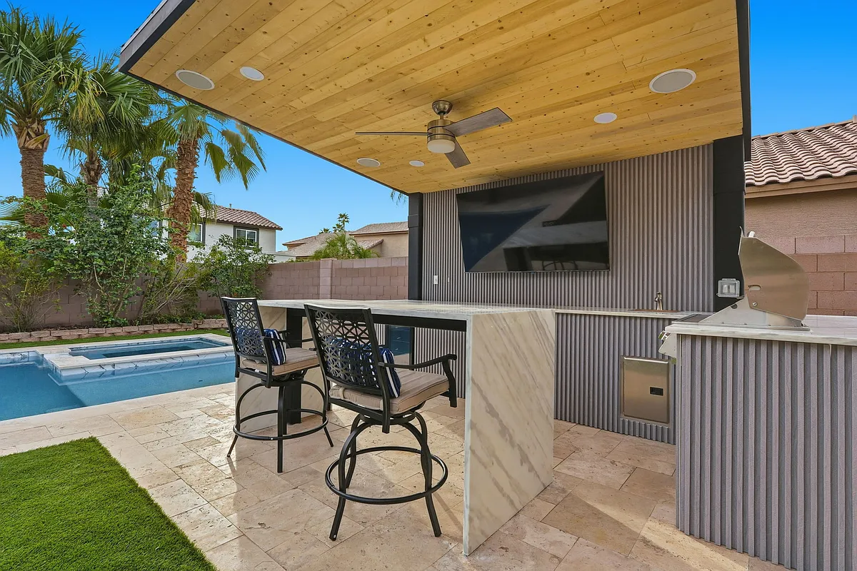 Building Photo - 2401 W Indigo Dr