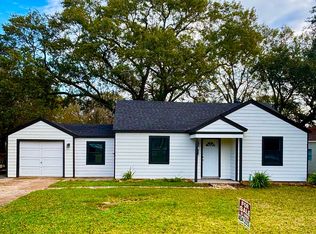 2740 Berry Ave, Groves, TX 77619