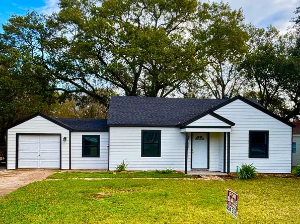 2740 Berry Ave, Groves, TX 77619