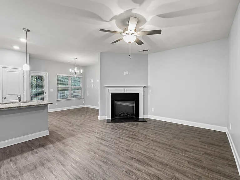 2570 Castellan Dr — Photo 10