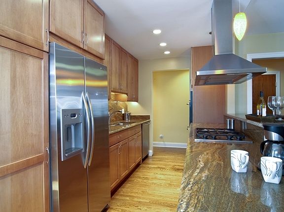 4th image of 921 W Gunnison St APT 1E