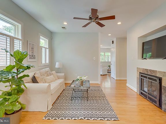 3rd image of 2407 Davis Ave