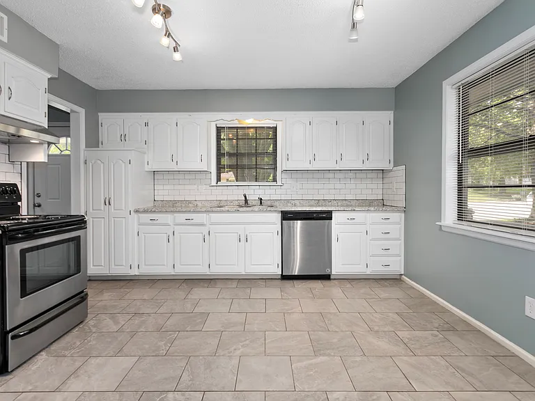 3513 NE Stanton St — Photo 4