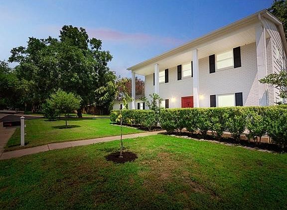2nd image of 2600 Loyola Ln