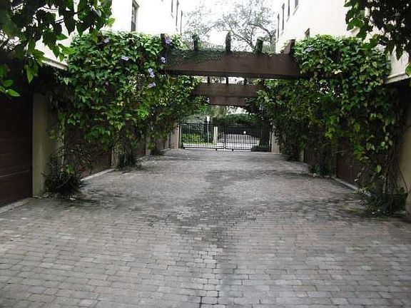 3rd image of 2757 Coconut Ave #2757