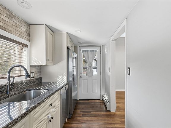 5th image of 69 Coggeshall St