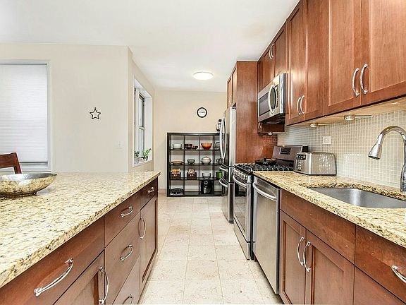 4th image of 3050 Fairfield Ave APT 5H
