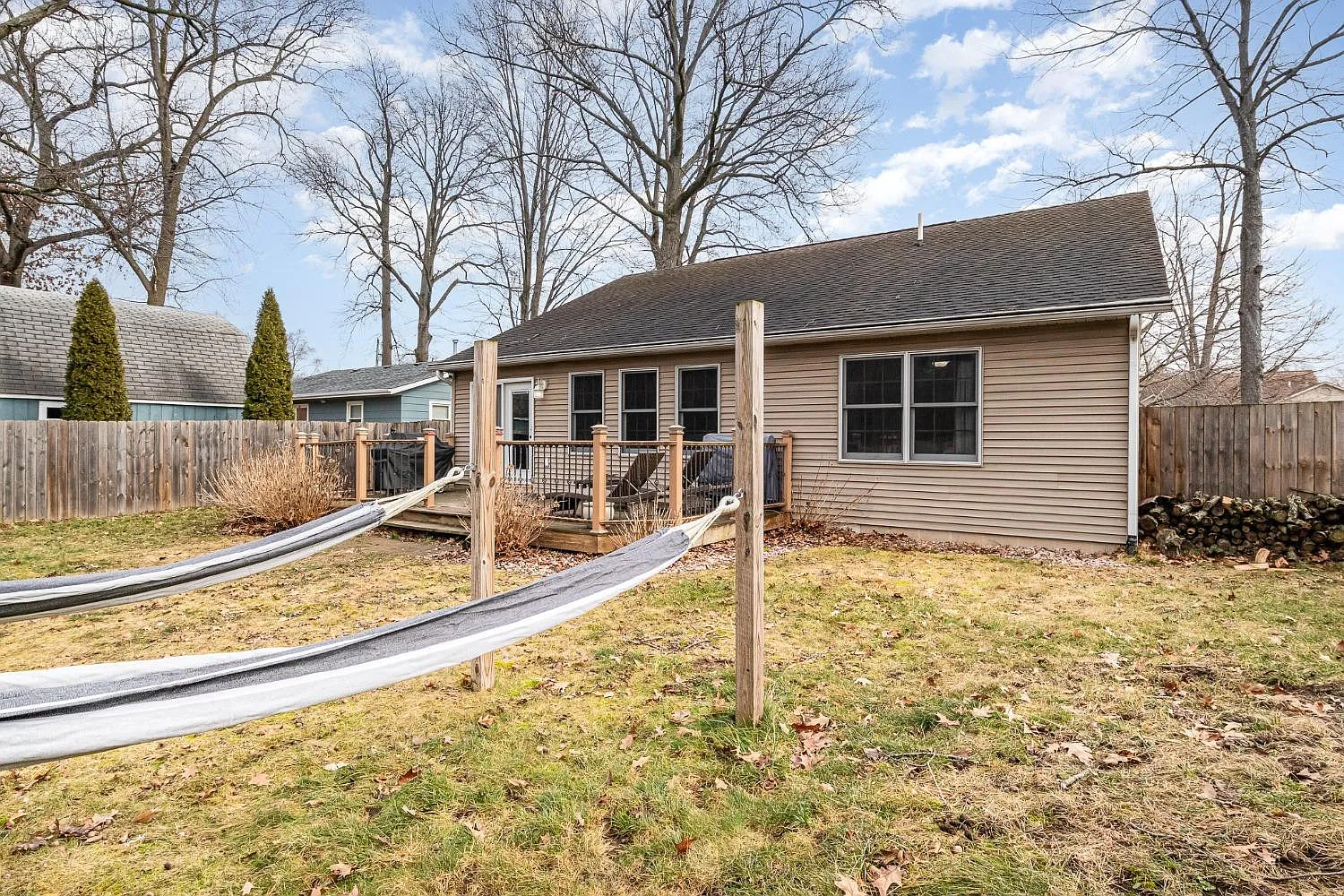 301 White Oak Dr photo 1