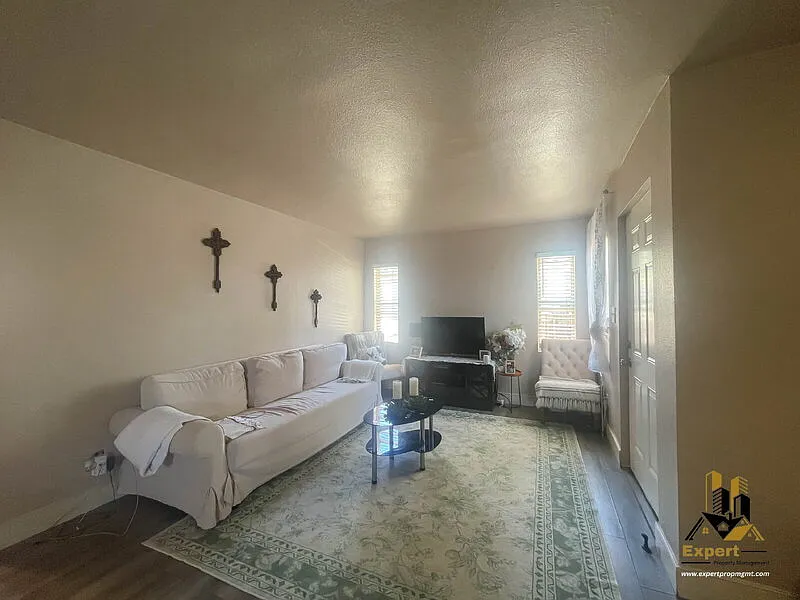 2 bed, 1.0 bath, 848 sqft, $1,895 — Photo 2