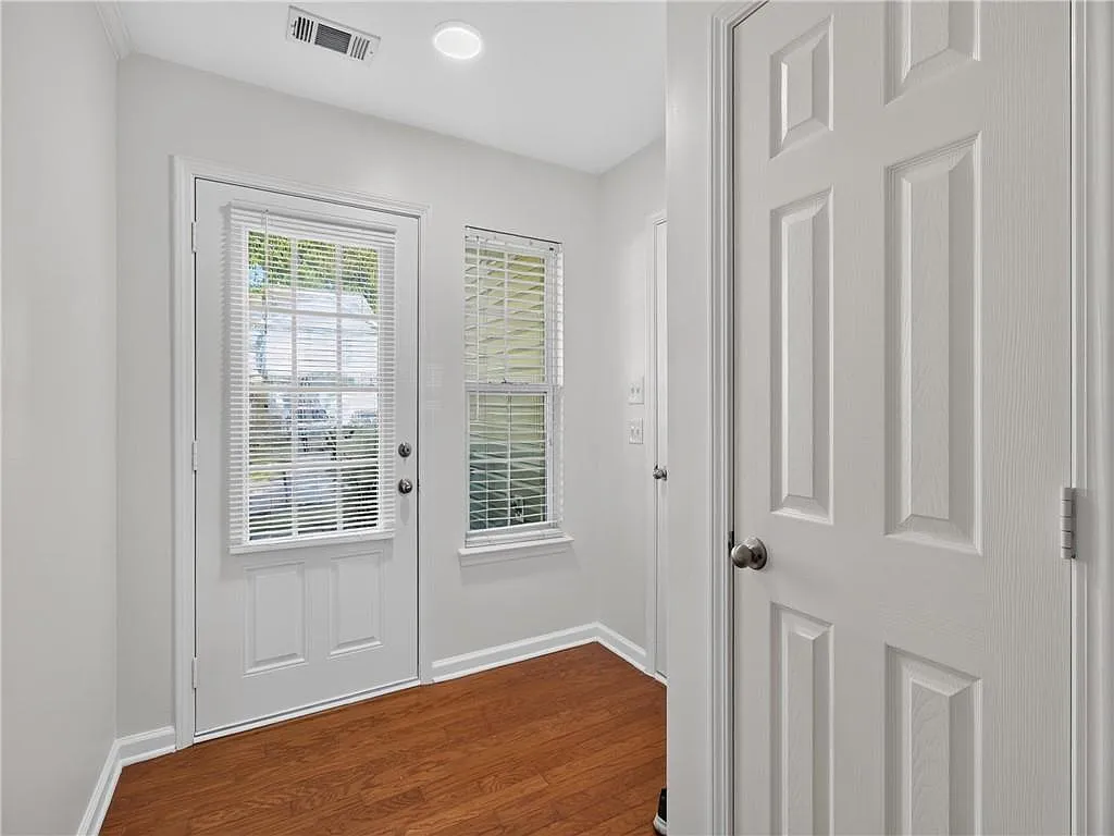 3 bed, 2.5 bath, 1752 sqft, $2,400 — Photo 3