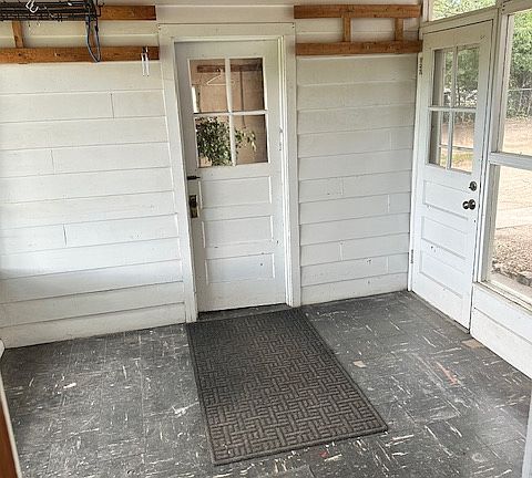 Mudroom/breezeway between the garage and the kitchen