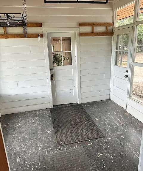 Mudroom/breezeway between the garage and the kitchen