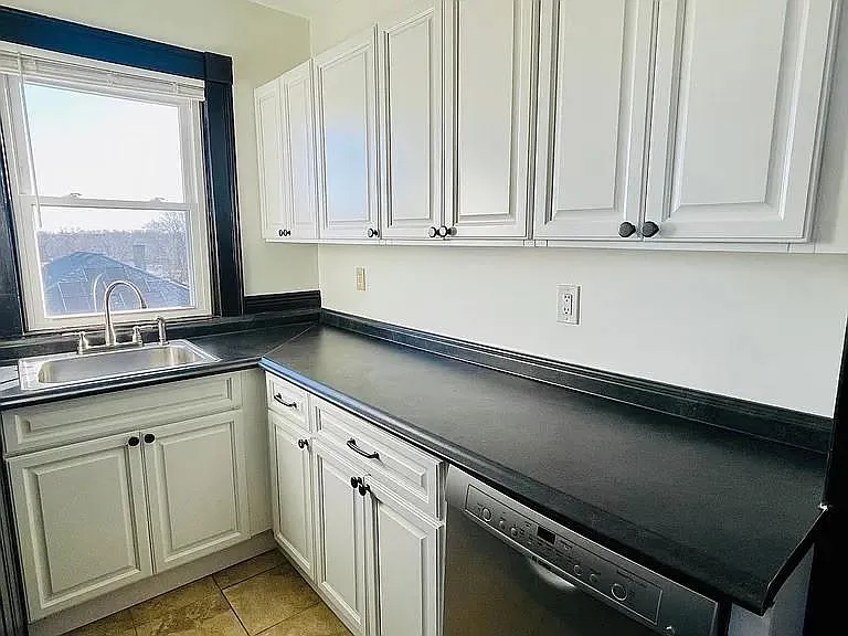 3 bed, 1.0 bath, 1300 sqft, $2,100 — Photo 4