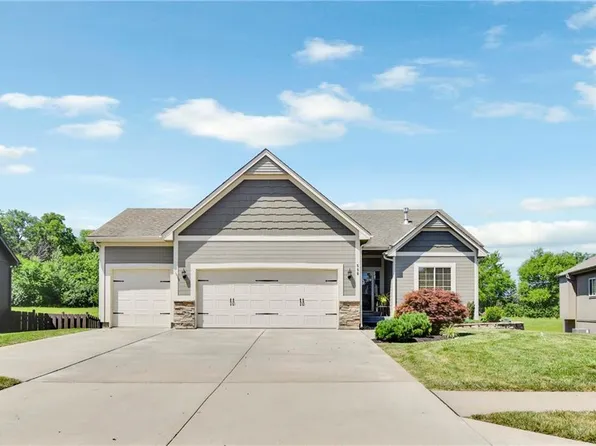 556 Avondale Ln, Raymore, MO 64083